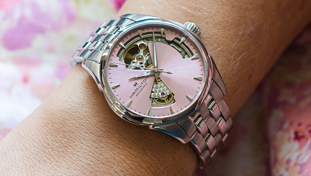 Hamilton Jazzmaster Open Heart H32215170 na dámské ruce.